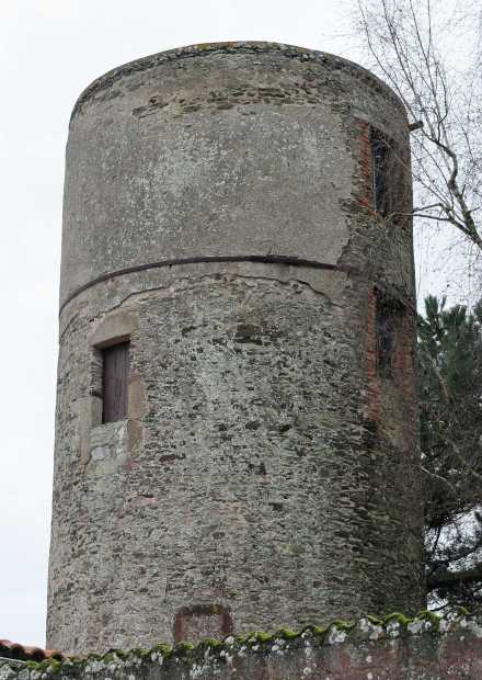 Ancien moulin tour dans la rue des Moulins