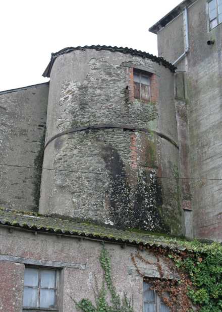 Ancien moulin tour incorpor  une minoterie, rue des minotiers