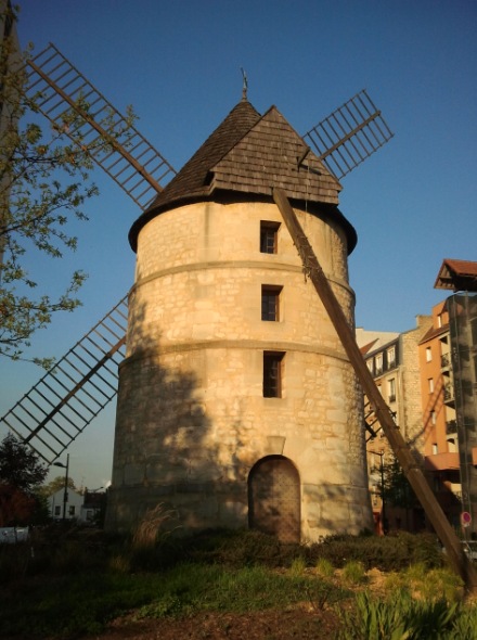 Le moulin de la tour d'Ivry sur Seine, vu de derrire