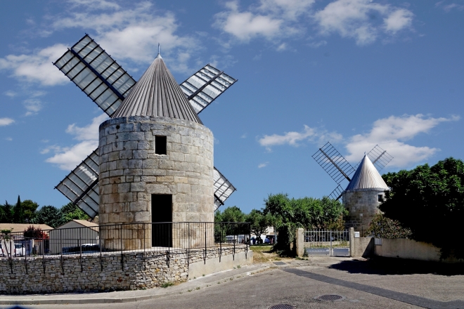 Les deux moulins des Aires dont l'un a ses ailes entoiles, en 2019