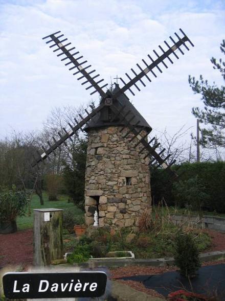 Moulin miniature dans un jardin  La Genetouze