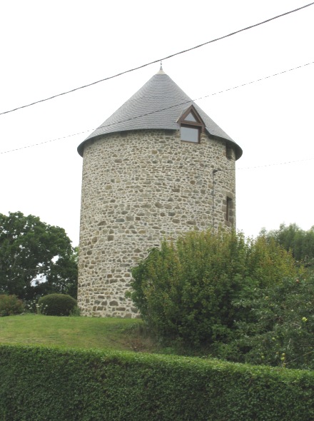 Un moulin de la Gouesnière, chemin des moulins - vu de derrière