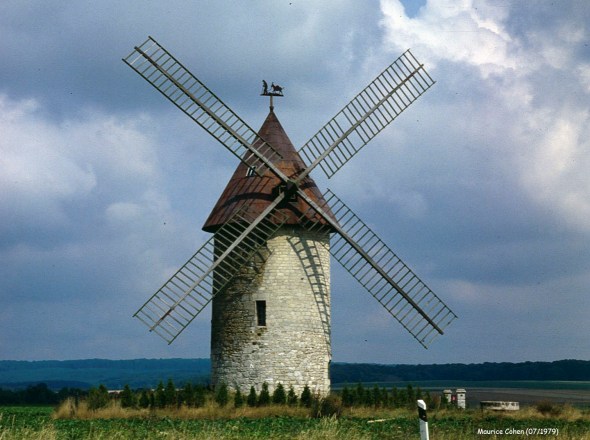 Le moulin en juillet 1979 avec son toile en tle