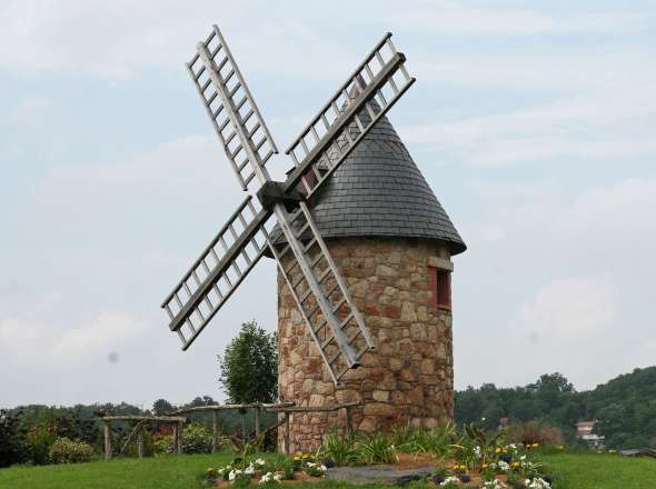 Petit moulin situ sur un rond point de la Sguinire