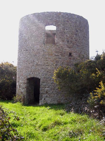 Autre face du Moulin situ au lieu dit les 3 Moulins - Les Moitiers d'Allonne