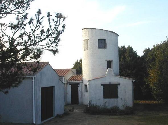 Moulin habit� � toit plat situ� � Luz�ronde