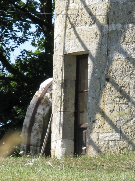 La porte du moulin et l'ancienne meule pose