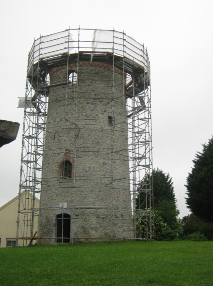 Echaffaudages autour de la tour du Moulin de la Parapette