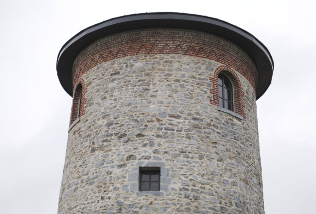 Le haut du moulin avec son nouveau toit