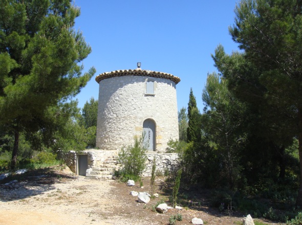 L'ancien moulin le plus  droite, le plus loign de la D5