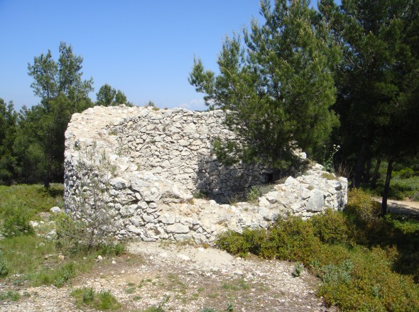 Des 3 anciens moulins, le plus en ruine, au milieu des 2 autres