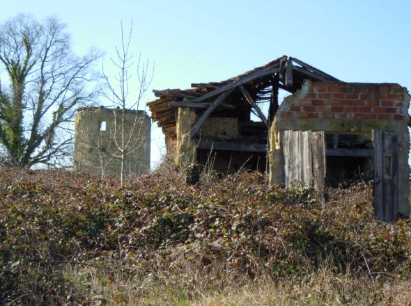 le moulin et sans doute l'ancienne maison du meunier !