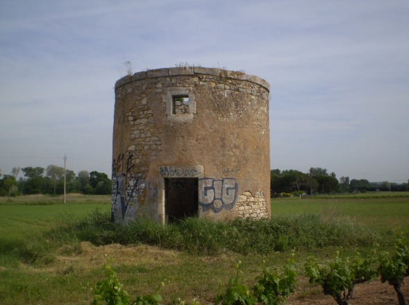 Moulin au sud de Milhaud, prs d'un carrefour