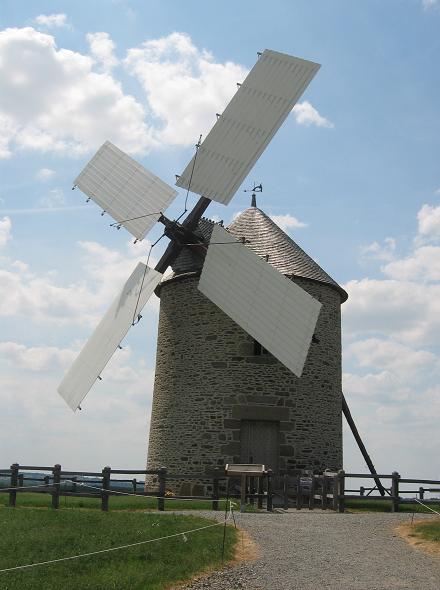 Moulin de Moidrey en action, ailes dployes