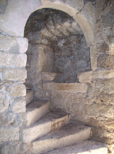 Intrieur du moulin de Montbazin, l'escalier en pierre