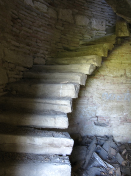 L'escalier en bois qui  mène au premier étage