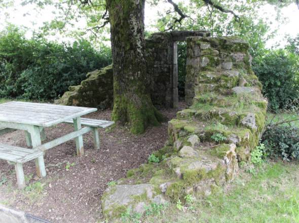 Ancien moulin  Montclar - autre vue, on y aperoit la porte