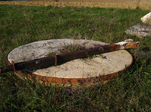 Une meule  terre  l'extrieur du moulin