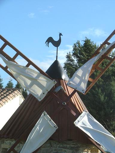 Autres dtails du moulin : ailes entoiles, girouette.