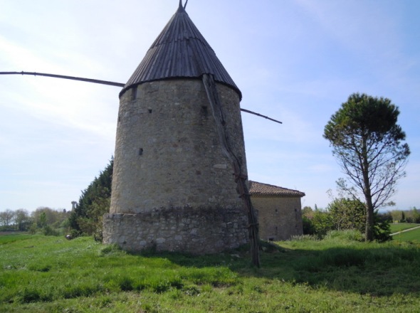 Le moulin vu de derrière et la maison du meunier