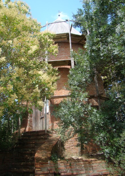 Le moulin de Nougarasse en restauration, le toit est pos