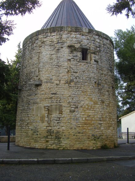 Un moulin des moulins du Mont Duplan qui a retrouv des ailes (factices ?)