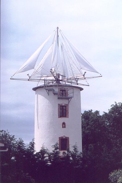 Le moulin du Jardin du Vent avec ses voiles, jour de beau temps