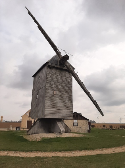 Le moulin de Ouarville avec des ailes endommages 6 mars 2023
