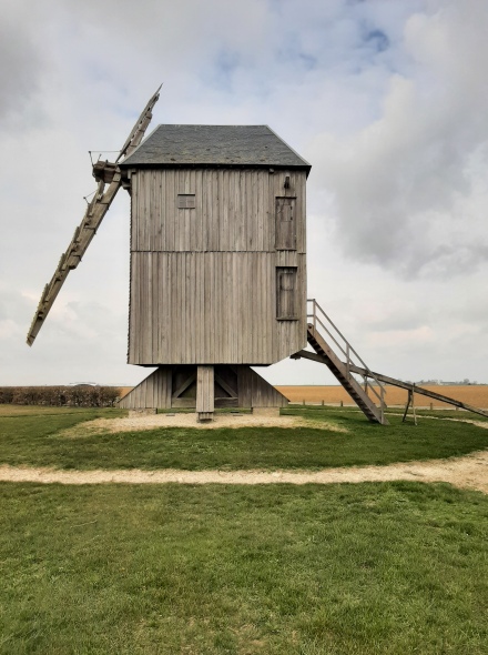 Le moulin de Ouarville avec des ailes endommages 6 mars 2023