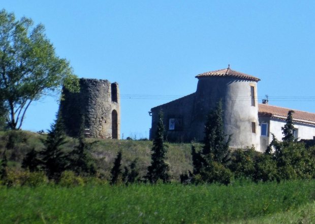 Les 2 moulins l'un  ct de l'autre