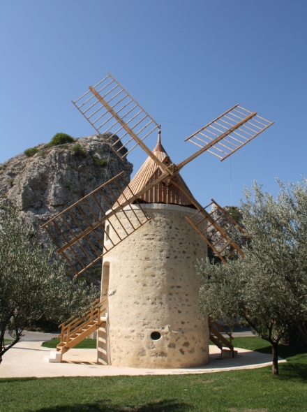 Le moulin de Pierrelatte restaur, avec ses ailes
