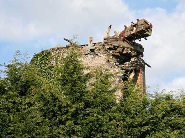 Le haut de la tour avec l'ancien arbre qui entranait la ou les meules