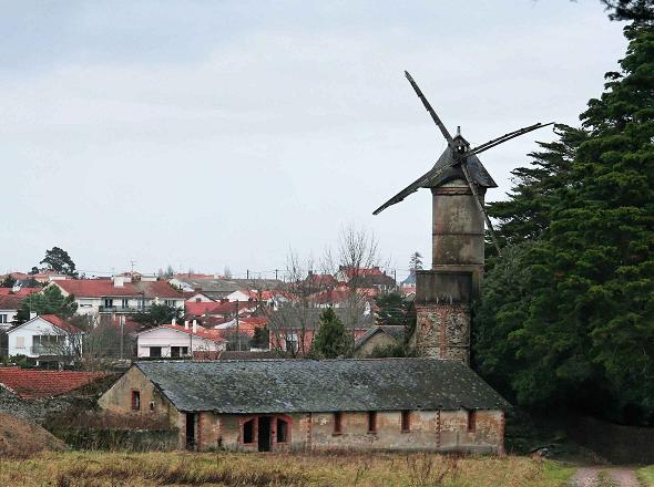 Moulin tour, prs de la faencerie