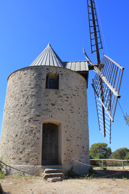 Le moulin du Bonheur, ct de la porte