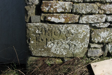 Dates graves sur une pierre  droite de la porte