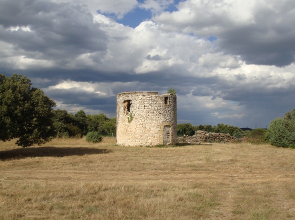 Un moulin  Pouzilhac, prs du stade 