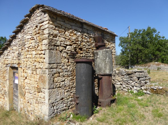 Construction qui abrite le moteur permettant au moulin de tourner par manque de vent