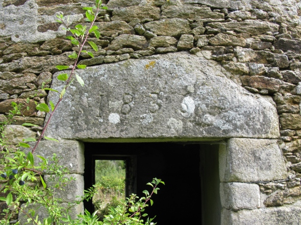 Date grave sur le linteau de la porte arrire du moulin