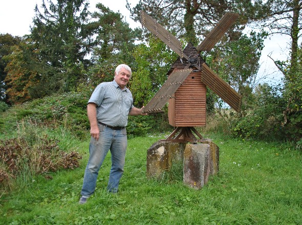 M. THAUVIN, le propréitaire et son moulin miniature
