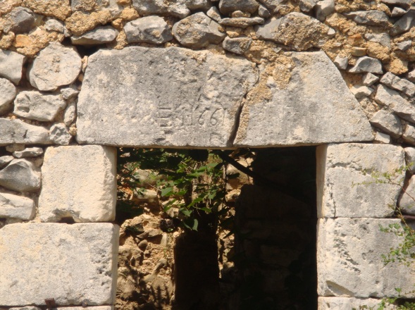 Linteau portant la date de construction du Moulin d'Aumagne - St Christol