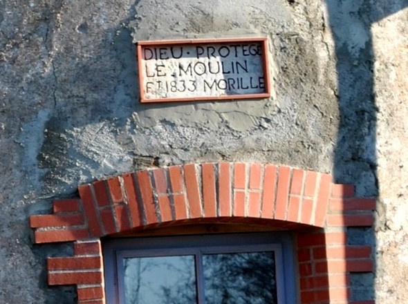 La plaque au dessus de la porte indiquant sa date de construction