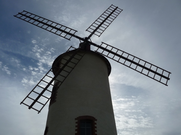 Moulin des Gardes avec ses nouvelles ailes en contre-jour