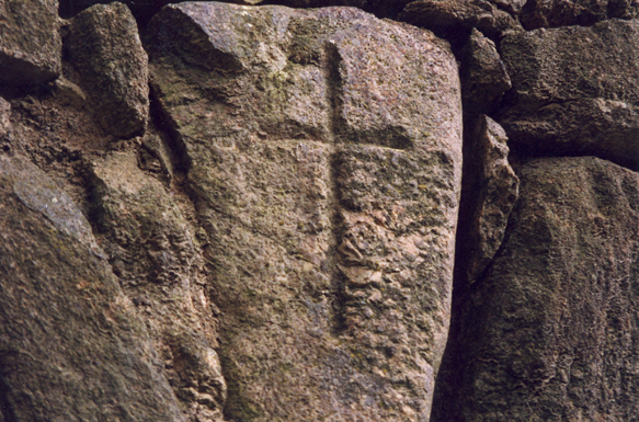 Une croix sur l'une des pierres  ct d'une porte du moulin