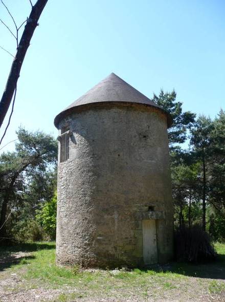 Ancien moulin proche du château, parfois habité