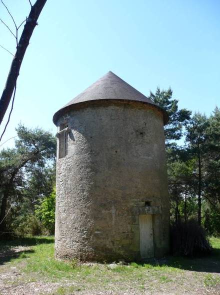 Ancien moulin proche du chteau, parfois habit