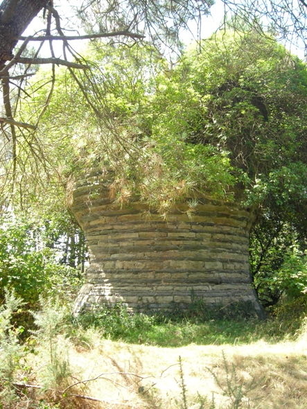 Moulin type petit pied  l'abandon, sur la butte proche de la Vieille Ville