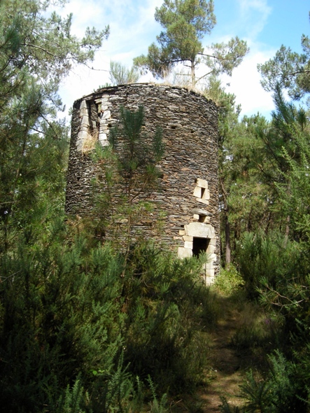 Moulin tour abandonn, sur la butte proche de la Vieille Ville