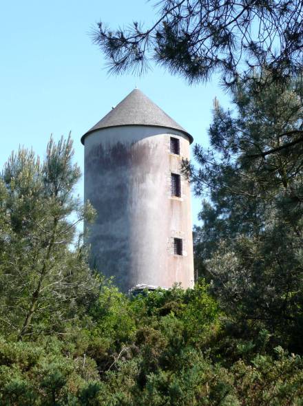 Un 4me moulin tour sur la Butte aux 5 moulins, restaur, parfois habit.