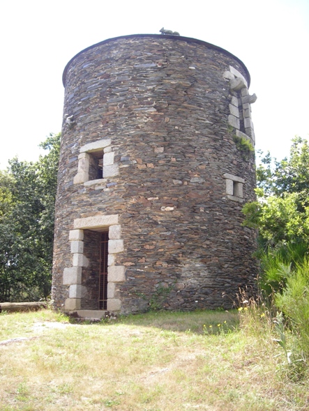 Un 3ème moulin tour sur la Butte aux 5 moulins, tour restaurée, sans toit pointu