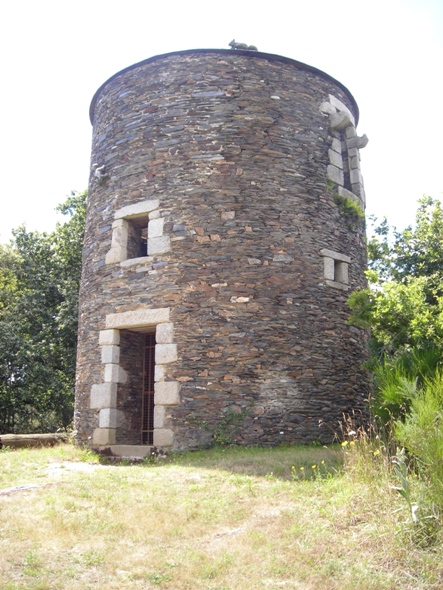 Un 3me moulin tour sur la Butte aux 5 moulins, tour restaure, sans toit pointu